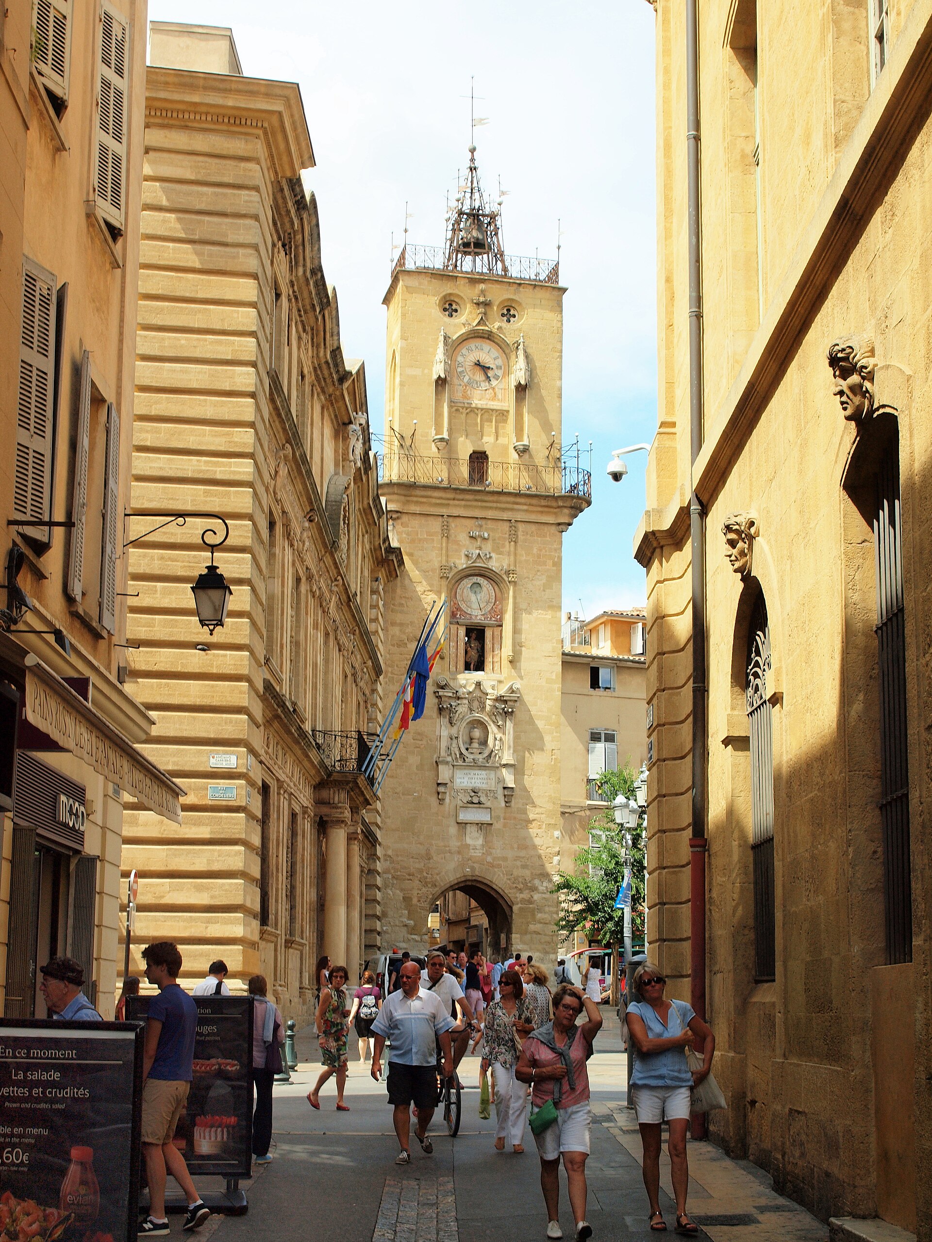 Ruelle d’Aix-en-Provence avec la tour de l’Horloge