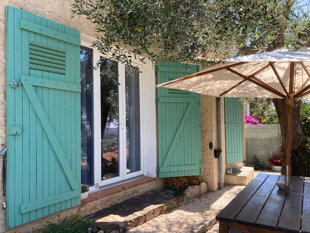 La terrasse de la Villa Canto Mistraou avec vue sur le village