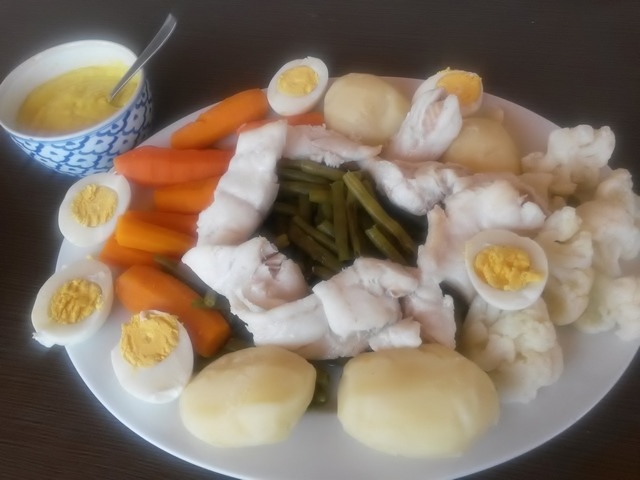 Grand aïoli garni de poisson, légumes et œufs, avec sa sauce à l’ail
