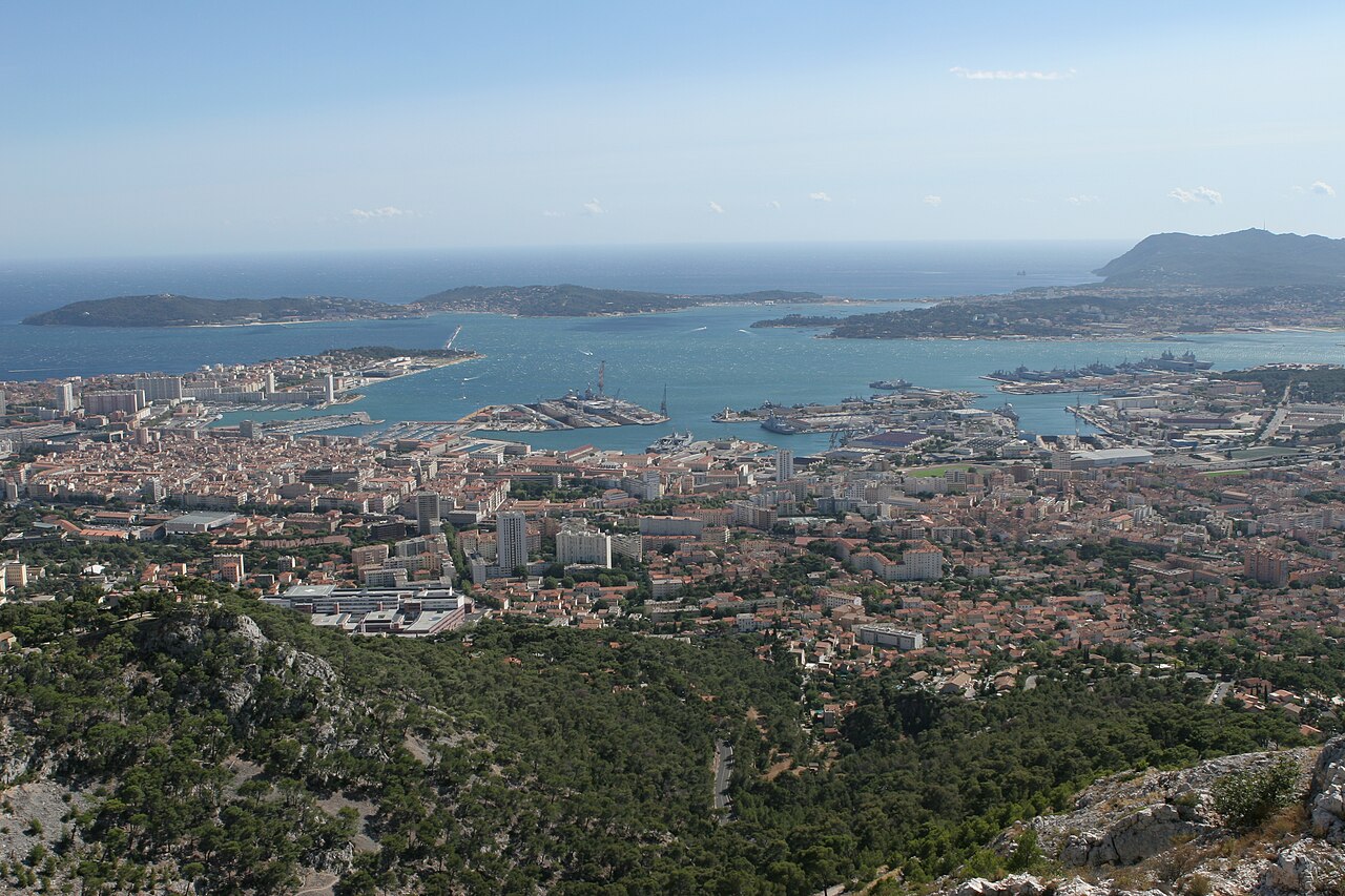 Vue de jour sur la rade de Toulon depuis le Mont Faron