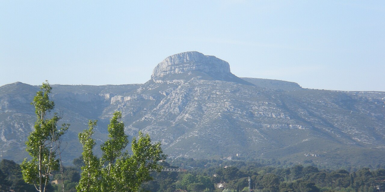 Le massif du Garlaban dominant le paysage d’Aubagne