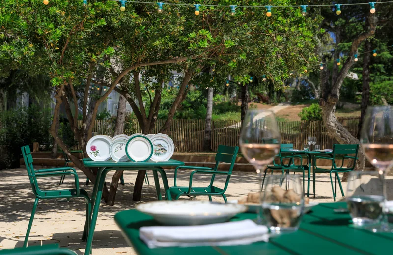Tables sur la terrasse ombragée du restaurant L’Assiette à Figuière