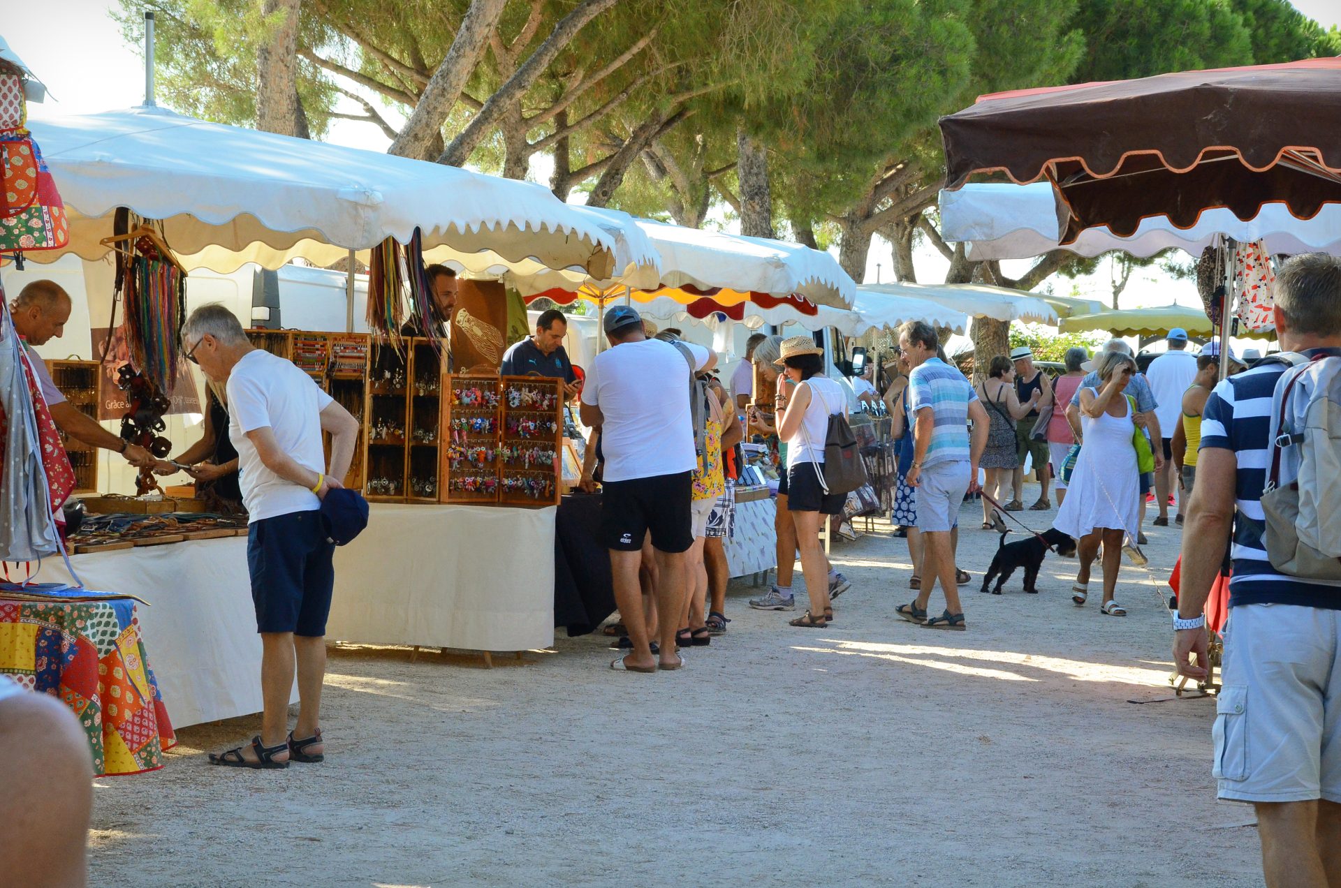 Les étals du marché au village de Bormes-les-Mimosas