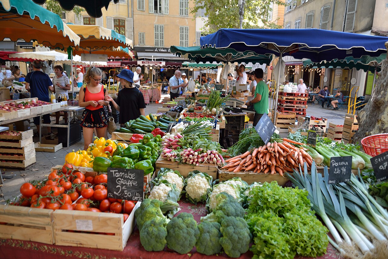 Marché aux fruits et légumes ensoleillé à Aix-en-Provence