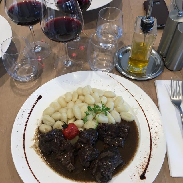 Daube provençale en sauce accompagnée de gnocchis
