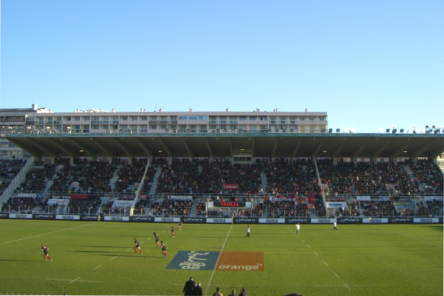 Match au stade Mayol de Toulon sous un ciel bleu ensoleillé