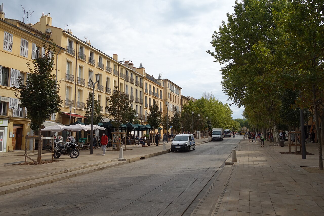Le cours Mirabeau à Aix-en-Provence, ombragé de platanes