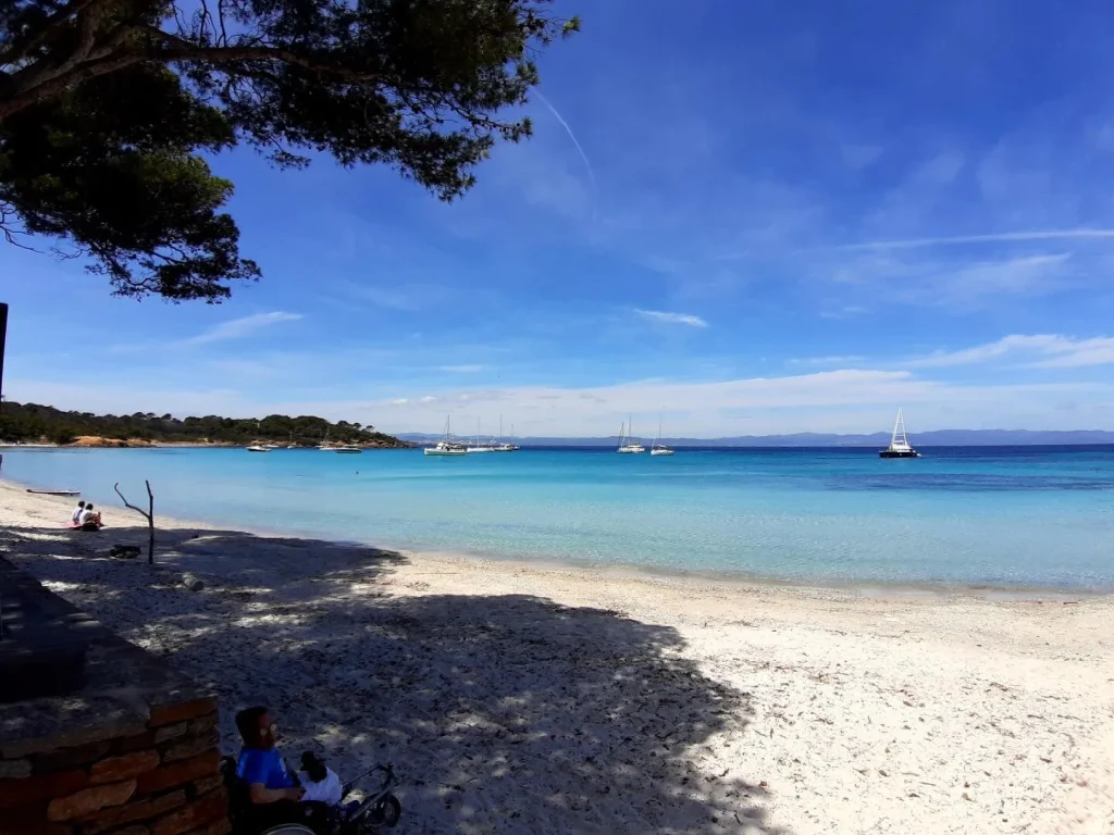 Une plage de Porquerolles au bord de l’eau turquoise