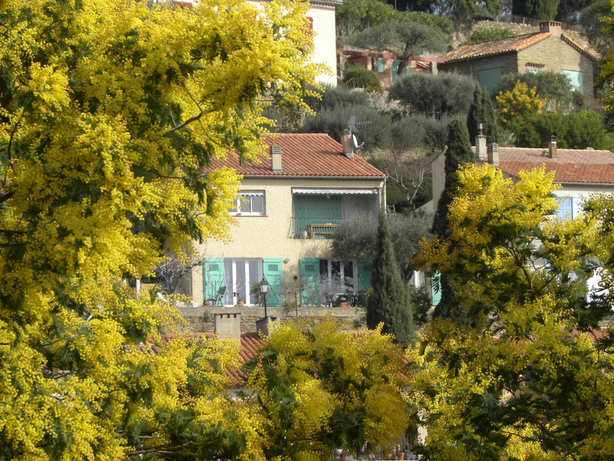 Vue depuis la maison sur le village, la mer et les îles