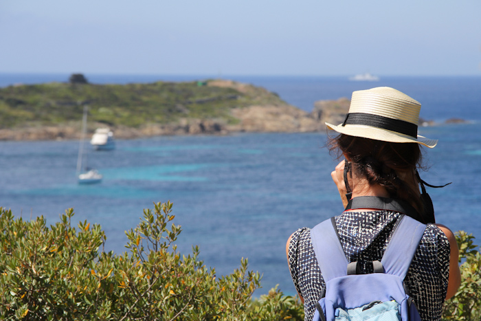 Vue sur la côte de Porquerolles, chapeau de paille au premier plan