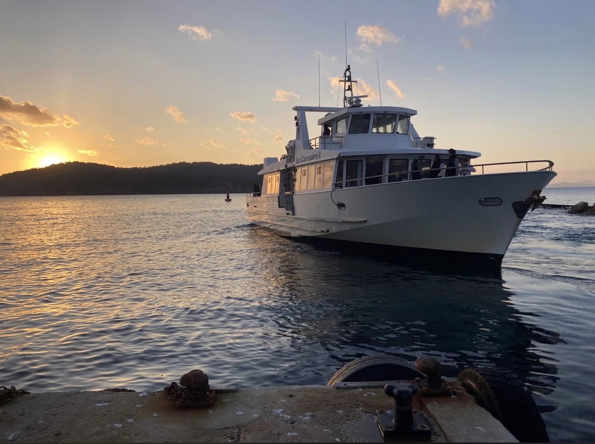 Bateau Le Corsaire I au coucher du soleil, prêt pour la traversée