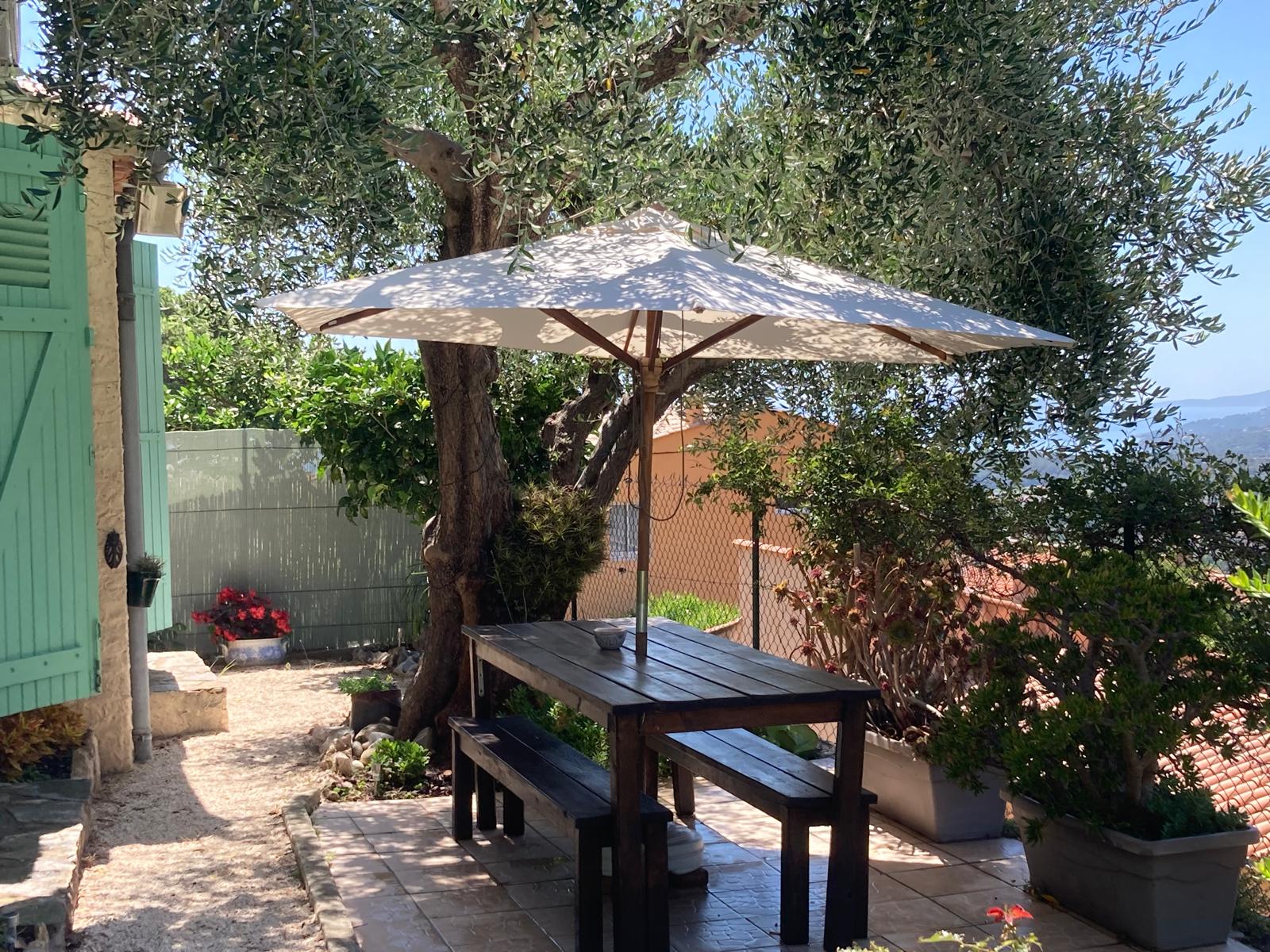 Terrasse de la maison ensoleillée