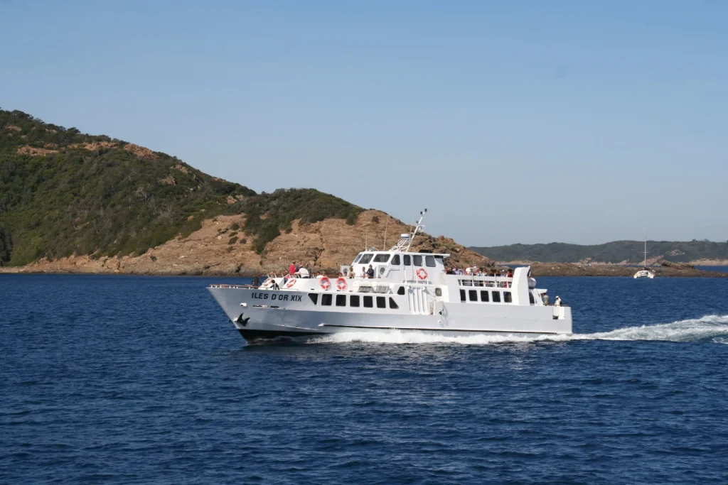 Bateau des Vedettes Îles d’Or en Méditerranée