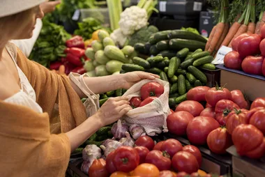 Le petit marché alimentaire du Pin à Bormes