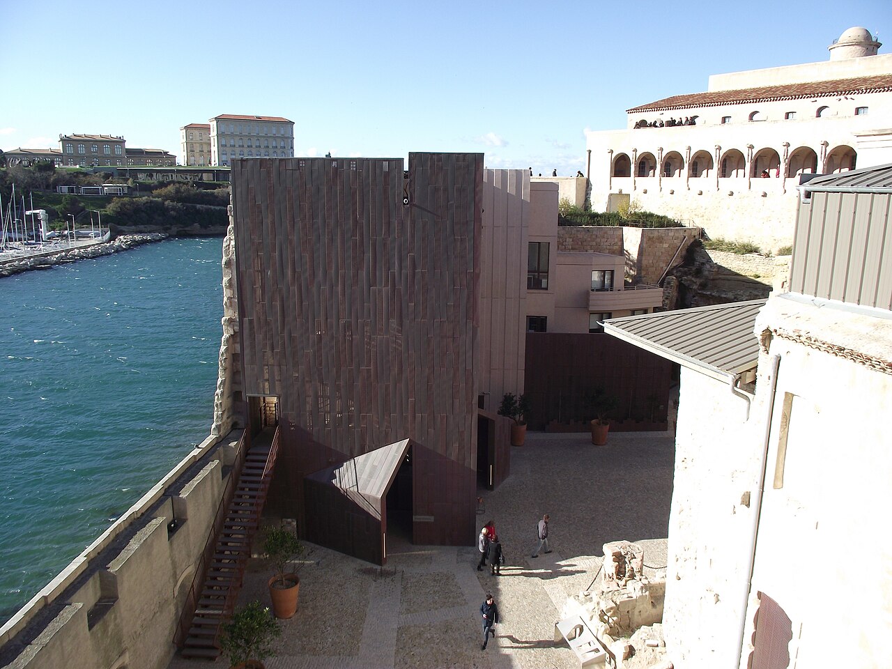 Le MuCEM et le fort Saint-Jean à l’entrée du Vieux-Port de Marseille