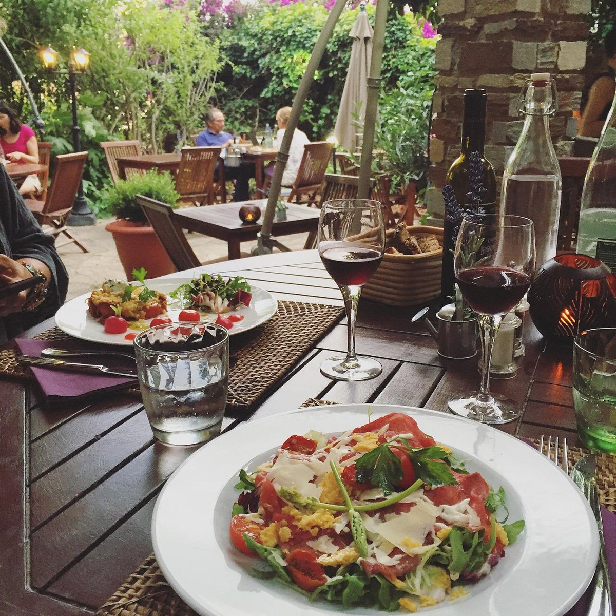 Terrasse ombragée et tables du restaurant Le Jardin à Bormes-les-Mimosas