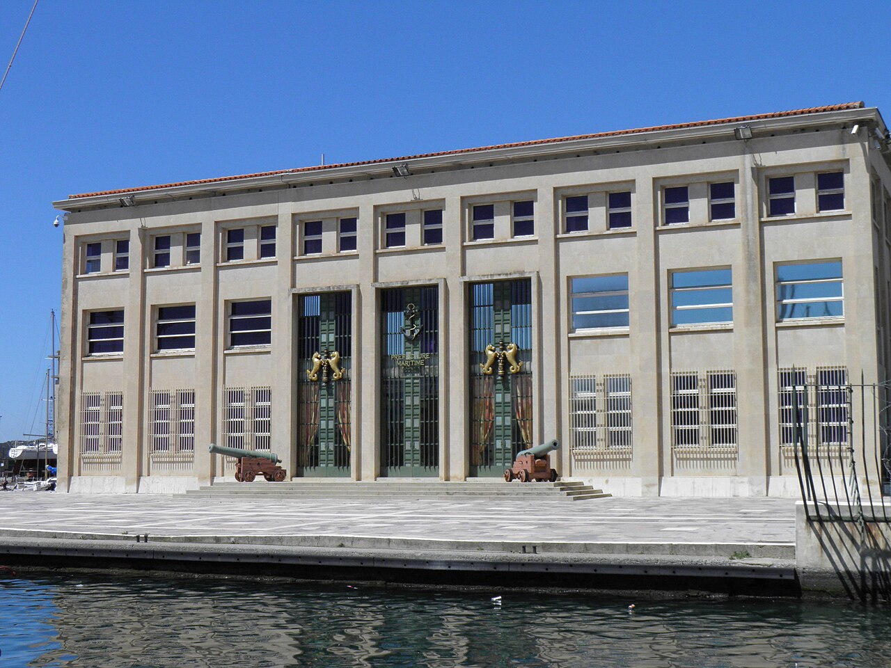 Entrée monumentale du Musée national de la Marine à Toulon