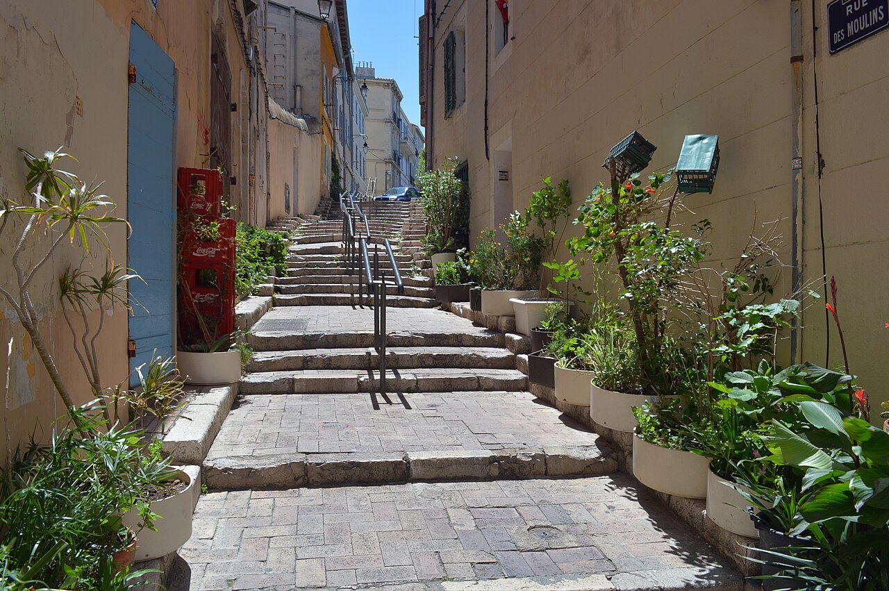 Escaliers ensoleillés de la rue des Moulins dans le quartier du Panier à Marseille