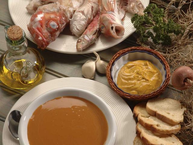 Bouillabaisse de poissons dans son bouillon
