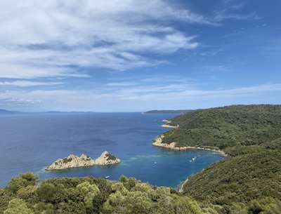 La baie de la Palud à Port-Cros, bordée de forêt