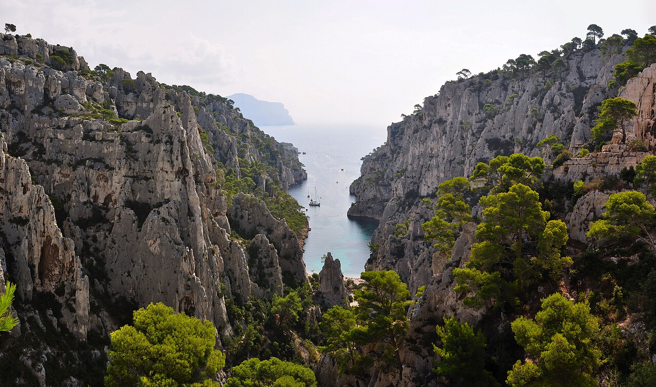 La calanque d’En-Vau vue de haut, eau turquoise et bateaux au soleil